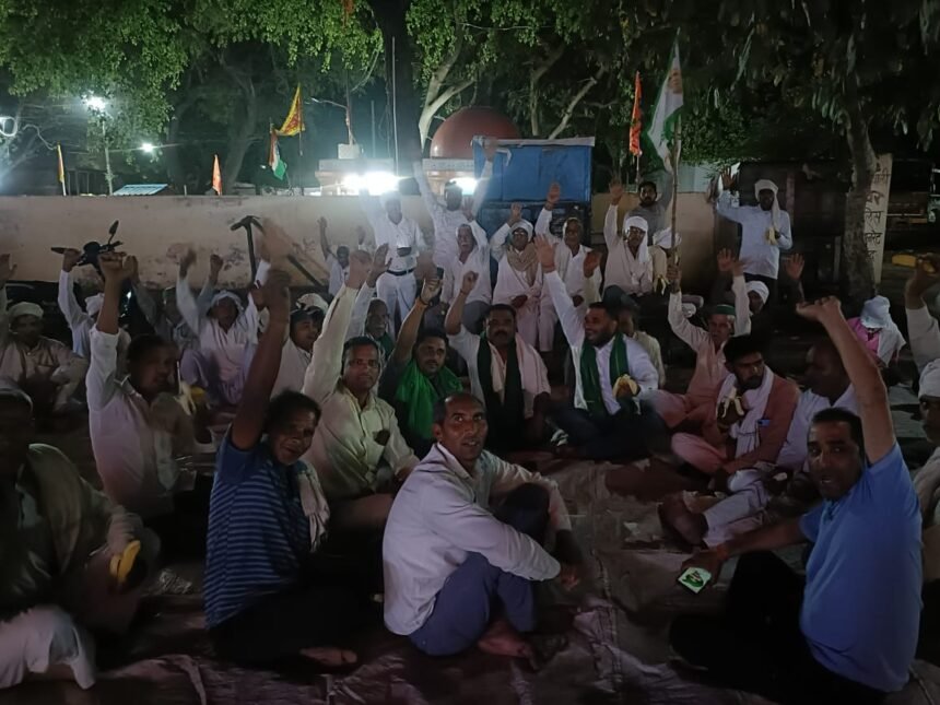In protest against the arrest of Rakesh Tikait in Odisha, farmers held a sit-in at Jewar Kotwali. IMAGE CREDIT TO REPORTER