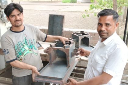 Amid a gas shortage, traditional clay stoves became a lifeline, earning appreciation for the mason's hard work. IMAGE CREDIT TO रिपोर्टर