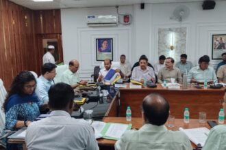 In the divisional commissioner’s review meeting, strict instructions were given regarding development works, and directions were issued to improve the CM dashboard. IMAGE CREDIT TO सूचना विभाग