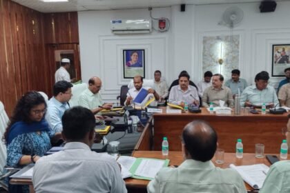 In the divisional commissioner’s review meeting, strict instructions were given regarding development works, and directions were issued to improve the CM dashboard. IMAGE CREDIT TO सूचना विभाग