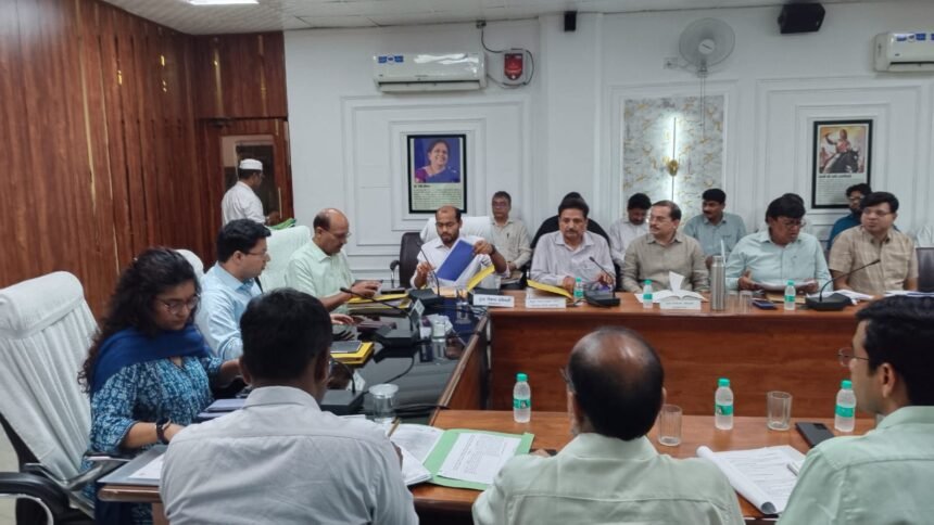 In the divisional commissioner’s review meeting, strict instructions were given regarding development works, and directions were issued to improve the CM dashboard. IMAGE CREDIT TO सूचना विभाग