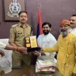 City Circle Officer Varun Mishra was honored by the Shri Sanatan Jyotish Karmakand Mahasabha. IMAGE CREDIT TO महासभा