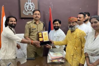 City Circle Officer Varun Mishra was honored by the Shri Sanatan Jyotish Karmakand Mahasabha. IMAGE CREDIT TO महासभा