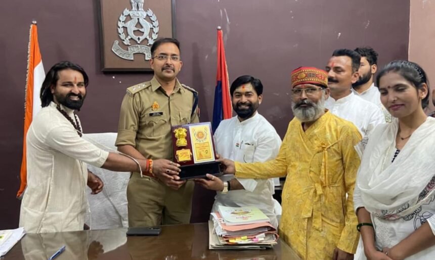 City Circle Officer Varun Mishra was honored by the Shri Sanatan Jyotish Karmakand Mahasabha. IMAGE CREDIT TO महासभा