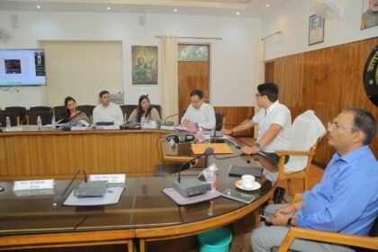 The Divisional Commissioner of Meerut held a divisional review meeting and issued instructions to improve the progress of ongoing schemes. IMAGE CREDIT TO INFORMATION DEPARTMENT