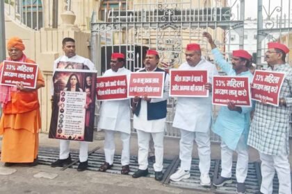 Samajwadi Party stages a massive protest in Lucknow demanding implementation of 33% reservation for women IMAGE CREDIT TO रिपोर्टर