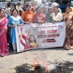 Strong protest during the Women’s Public Outrage March, effigy of Akhilesh Yadav burnt. IMAGE CREDIT TO भाजपा