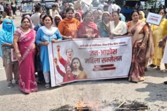 Strong protest during the Women’s Public Outrage March, effigy of Akhilesh Yadav burnt. IMAGE CREDIT TO भाजपा