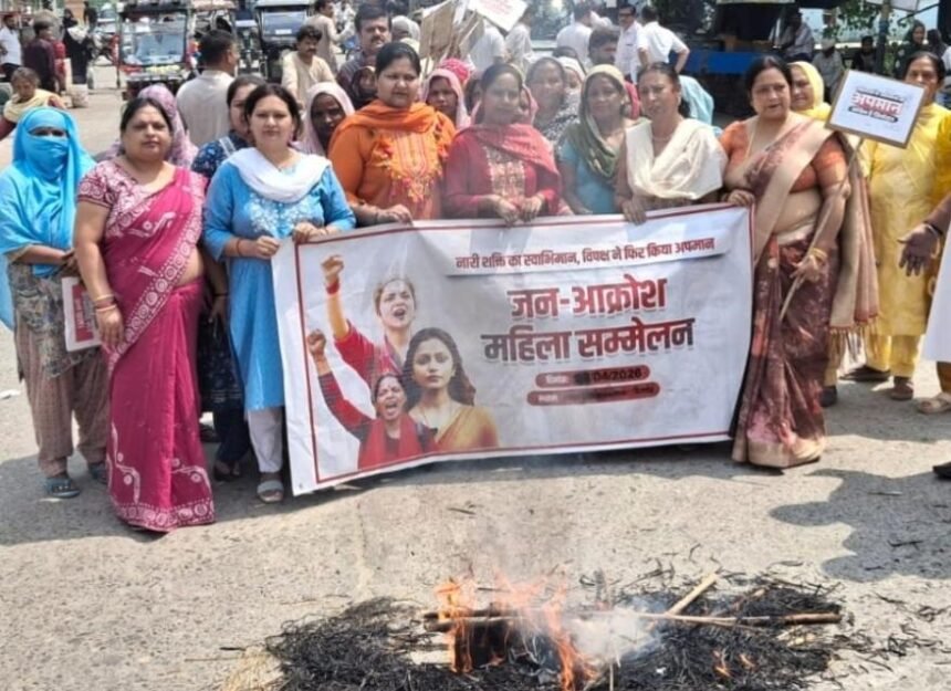 Strong protest during the Women’s Public Outrage March, effigy of Akhilesh Yadav burnt. IMAGE CREDIT TO भाजपा