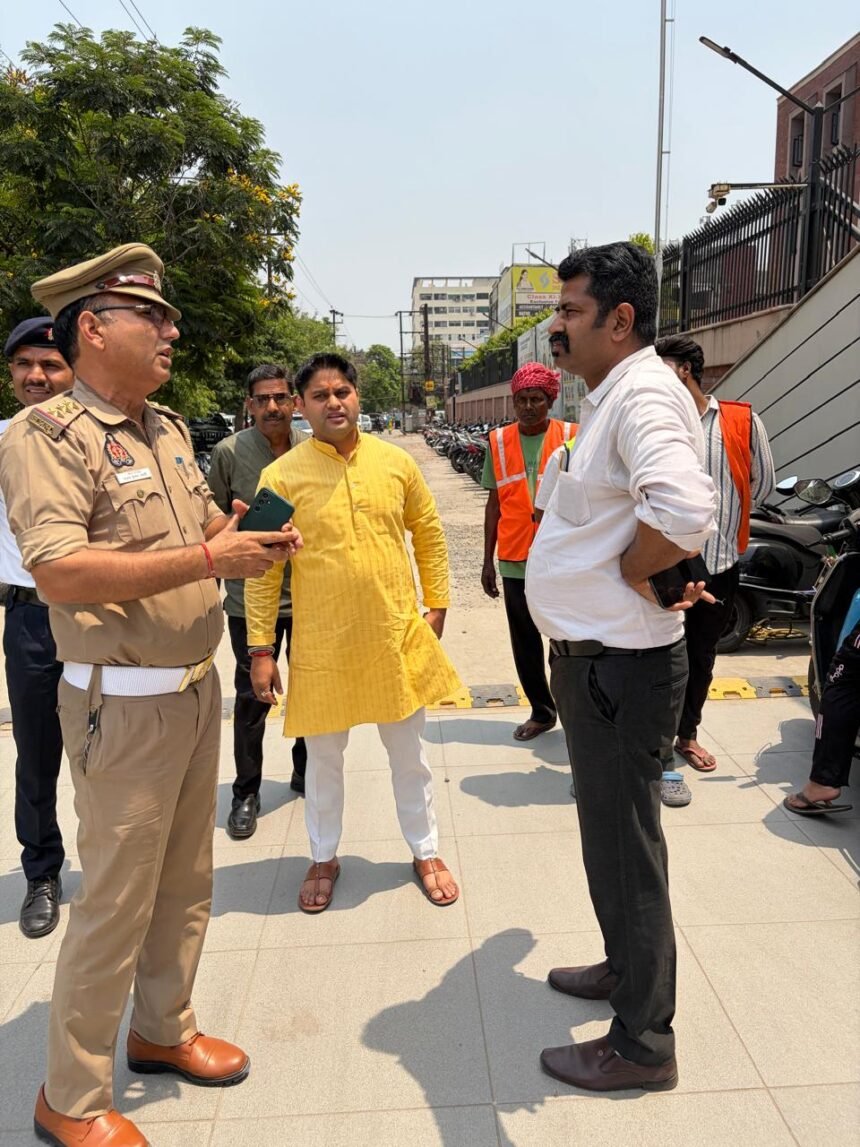 Action taken against illegal parking on the service road; challans were issued outside St. Thomas School. IMAGE CREDIT TO POLICE