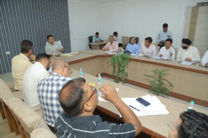 In the District Magistrate’s meeting, strict instructions were issued to industries to ensure workers receive minimum wages on time along with proper facilities. IMAGE CREDIT TO सूचना विभाग