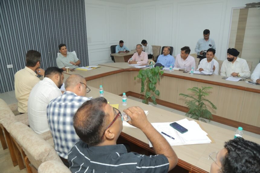 In the District Magistrate’s meeting, strict instructions were issued to industries to ensure workers receive minimum wages on time along with proper facilities. IMAGE CREDIT TO सूचना विभाग