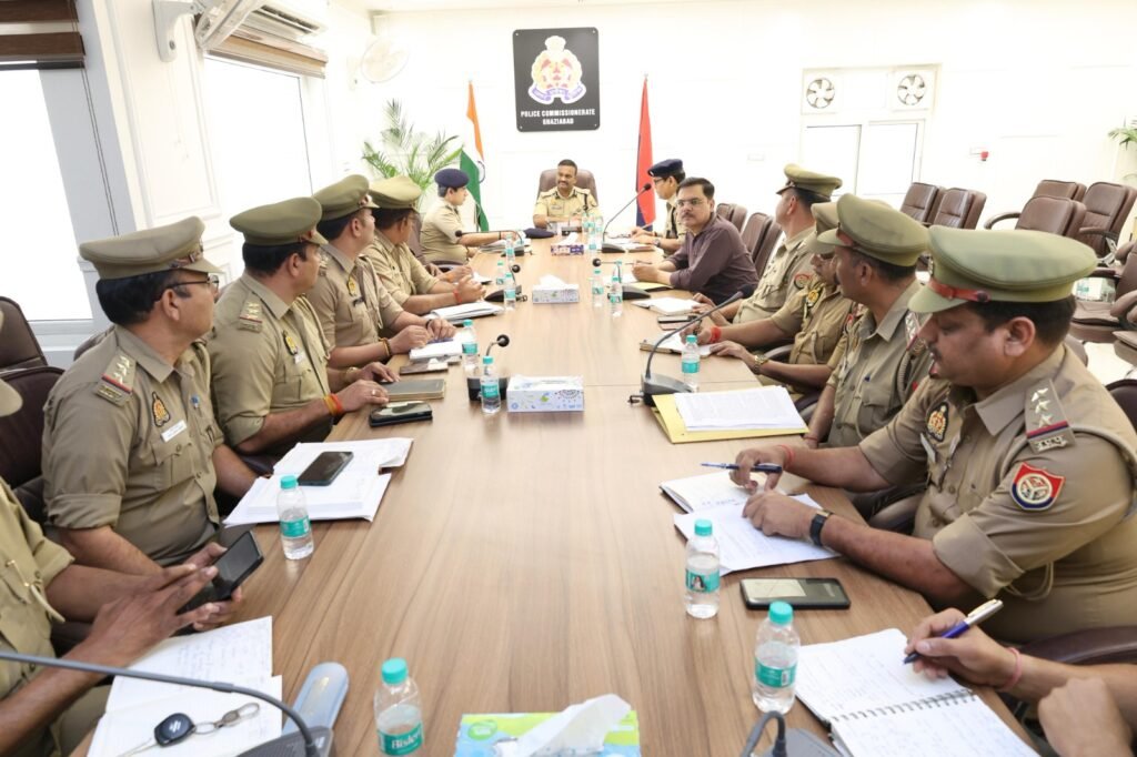 ट्रैफिक विभाग में उत्कृष्ट वर्दी धारण करने वाले पुलिस कर्मियों को मिलेगी प्रोत्साहन राशि : पुलिस आयुक्त 2 Police personnel with outstanding uniform in the traffic department to receive incentive amount: Police Commissioner. IMAGE CREDIT TO POLICE