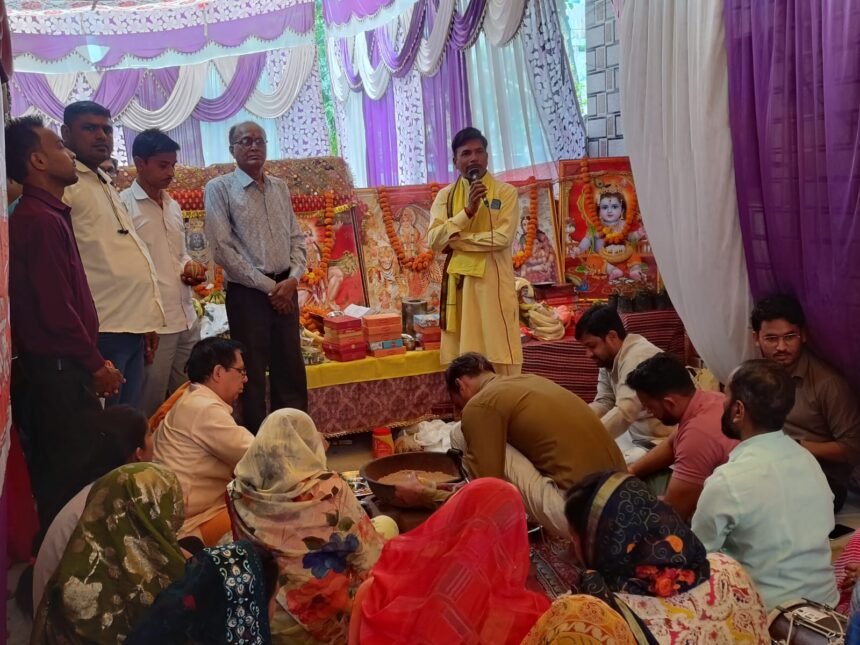 Hanuman Janmotsav celebrated in Lajpat Nagar B-Block, Sahibabad; large crowd of devotees thronged the event. IMAGE CREDIT TO रिपोर्टर