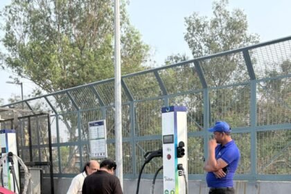The largest EV charging station has started at Anand Vihar Namo Bharat Station, where 10 vehicles can be charged simultaneously. IMAGE CREDIT TO एनसीआरटीसी