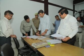 Protest held at the tehsil headquarters against gas shortage and expensive books; memorandum submitted to officials IMAGE CREDIT TO रिपोर्टर