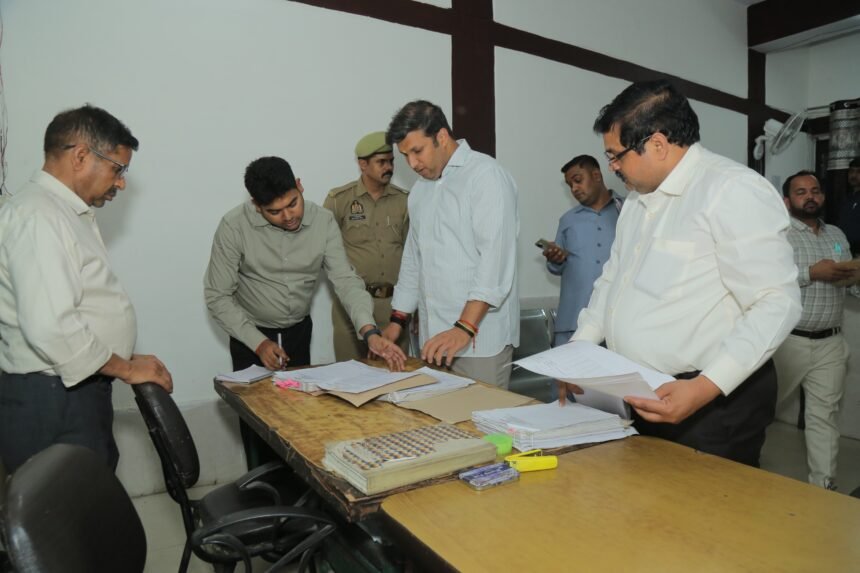 Protest held at the tehsil headquarters against gas shortage and expensive books; memorandum submitted to officials IMAGE CREDIT TO रिपोर्टर