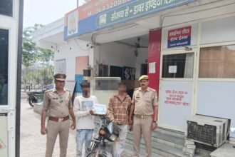 Kaushambi police arrested 2 accused who were committing snatching using a stolen motorcycle IMAGE CREDIT TO POLICE