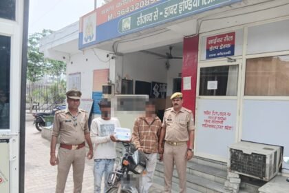 Kaushambi police arrested 2 accused who were committing snatching using a stolen motorcycle IMAGE CREDIT TO POLICE