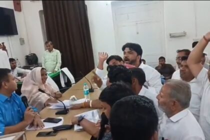 Amidst uproar, 81 proposals worth ₹40 crore were passed; sharp opposition to the ₹50 sanitation tax IMAGE CREDIT TO रिपोर्टर