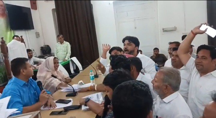 Amidst uproar, 81 proposals worth ₹40 crore were passed; sharp opposition to the ₹50 sanitation tax IMAGE CREDIT TO रिपोर्टर