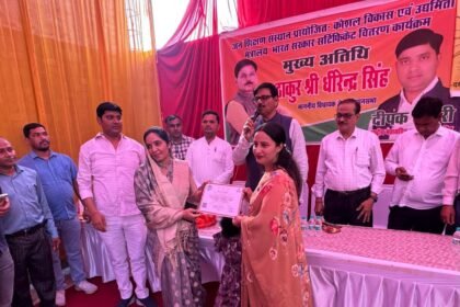 Talent recognized: 60 girls received certificates, and the MLA encouraged them. IMAGE CREDIT TO रिपोर्टर