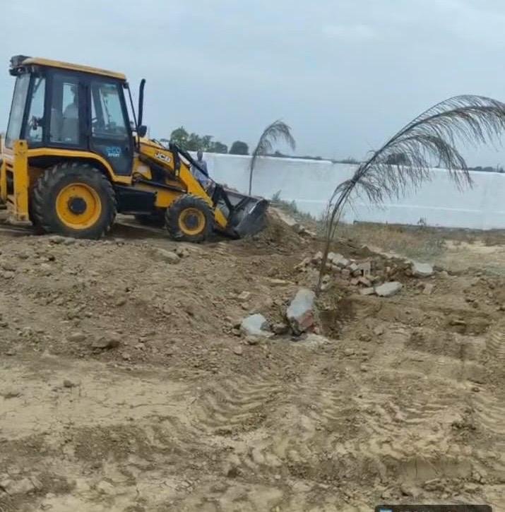 Bulldozers of GDA roar in Modinagar: Illegal colonies spread over 26 bighas demolished. IMAGE CREDIT TO AUTHORITY