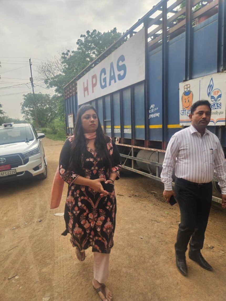 The District Magistrate conducted a surprise inspection of Shiv Sai HP Gas Agency in village Ghanghola and issued instructions to improve arrangements. IMAGE CREDIT TO INFORMATION DEPARTMENT