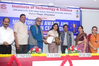 ITS Mohan Nagar organized an award and felicitation ceremony for meritorious MCA students. IMAGE CREDIT TO इंस्टीट्यूट