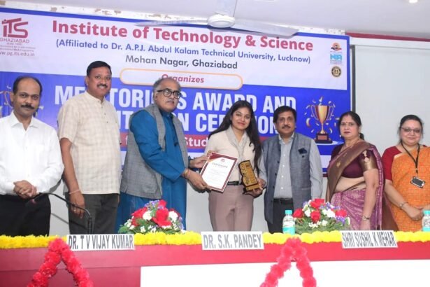 ITS Mohan Nagar organized an award and felicitation ceremony for meritorious MCA students. IMAGE CREDIT TO इंस्टीट्यूट