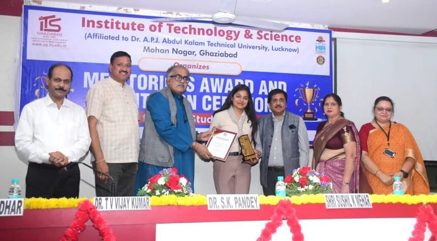 ITS Mohan Nagar organized an award and felicitation ceremony for meritorious MCA students. IMAGE CREDIT TO इंस्टीट्यूट