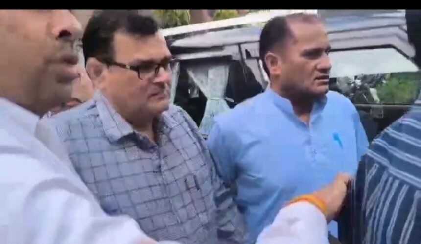 Major action in Bijnor: In-charge DPRO Rizwan Ahmed caught red-handed accepting a bribe of ₹20,000 IMAGE CREDIT TO विजिलेंस डिपार्मेंट