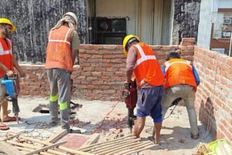 Builder lobby’s opposition proves ineffective: Housing Development Authority launches a major drive in Vasundhara, bulldozers roll over two illegal buildings IMAGE CREDIT TO आवास विकास