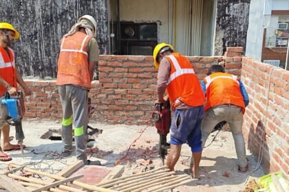 Builder lobby’s opposition proves ineffective: Housing Development Authority launches a major drive in Vasundhara, bulldozers roll over two illegal buildings IMAGE CREDIT TO आवास विकास