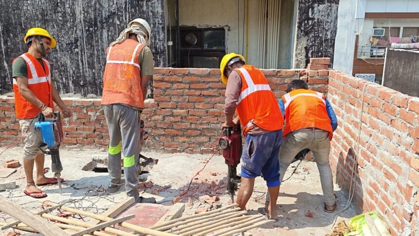 Builder lobby’s opposition proves ineffective: Housing Development Authority launches a major drive in Vasundhara, bulldozers roll over two illegal buildings IMAGE CREDIT TO आवास विकास