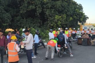 Road safety awareness campaign at Bhanaida Toll Plaza; those following traffic rules were honored with flowers IMAGE CREDIT TO पुलिस