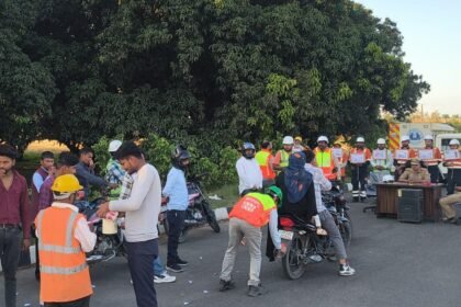 Road safety awareness campaign at Bhanaida Toll Plaza; those following traffic rules were honored with flowers IMAGE CREDIT TO पुलिस