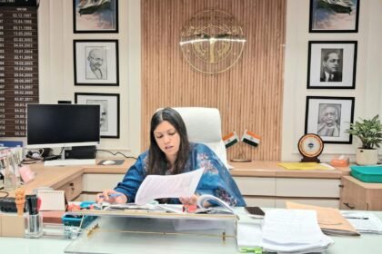 Review meeting chaired by the District Magistrate on the effective implementation of selected suggestions under ‘Viksit Uttar Pradesh @2047' IMAGE CREDIT TO INFORMATION DEPARTMENT