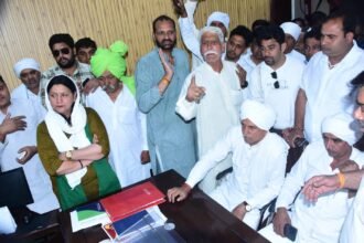 A woman gave birth to a child at the district hospital gate; BKU members created a ruckus at the CMO office. IMAGE CREDIT TO किसान यूनियन