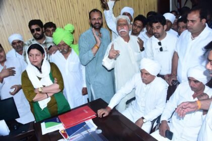 A woman gave birth to a child at the district hospital gate; BKU members created a ruckus at the CMO office. IMAGE CREDIT TO किसान यूनियन