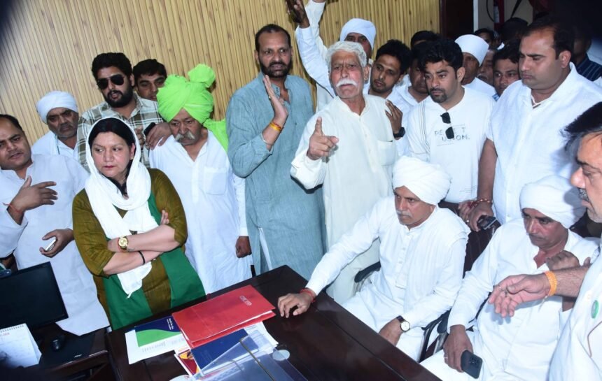 A woman gave birth to a child at the district hospital gate; BKU members created a ruckus at the CMO office. IMAGE CREDIT TO किसान यूनियन