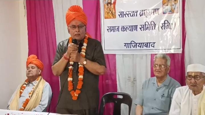 A pledge of social service echoed in Pratap Vihar: Newly elected office bearers of the Saraswat community took oath. IMAGE CREDIT TO रिपोर्टर