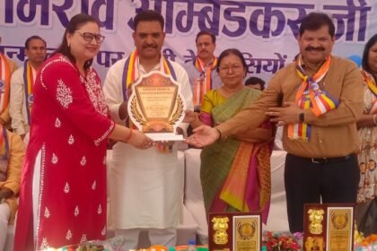 Minister Asim Arun presented the “Excellence in Medical Education and Services Award” to Santosh Medical College and Hospital in village Aurangabad Gadana. IMAGE CREDIT TO संतोष हॉस्पिटल