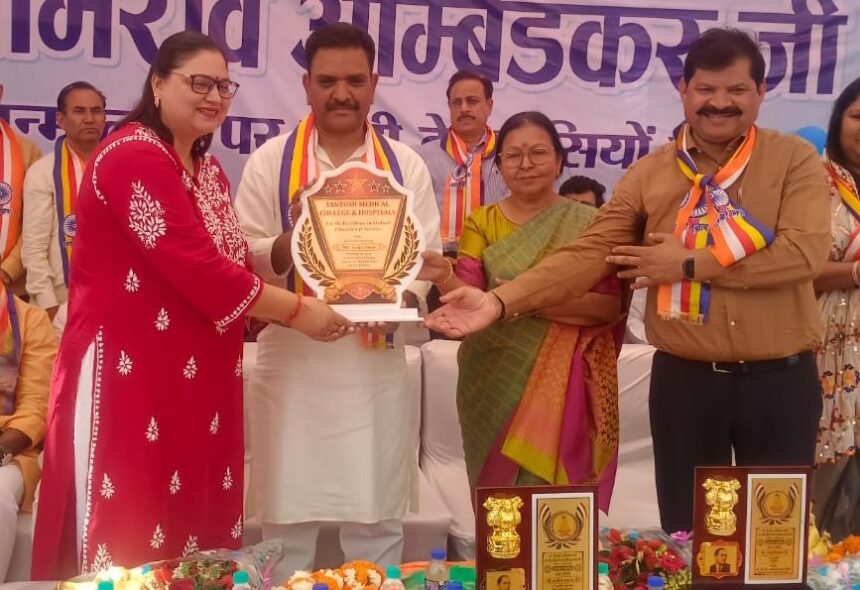 Minister Asim Arun presented the “Excellence in Medical Education and Services Award” to Santosh Medical College and Hospital in village Aurangabad Gadana. IMAGE CREDIT TO संतोष हॉस्पिटल