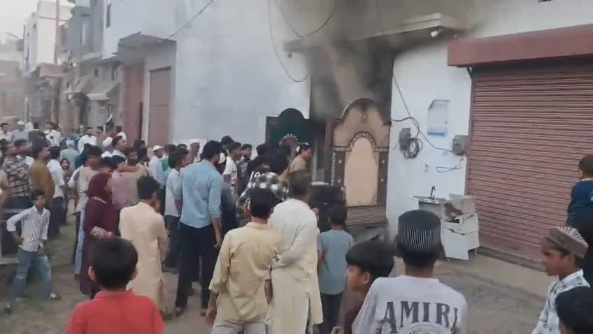 A fire broke out in a locked house, creating panic and raising suspicions of a possible conspiracy. Police have started an investigation into the incident. IMAGE CREDIT TO रिपोर्टर