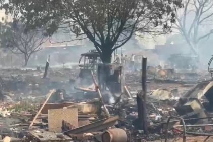 Around 200 slum dwellings in Kanawani were gutted in a fire and reduced to ashes. The Ghaziabad administration has stepped forward to provide assistance to the affected people. IMAGE CREDIT TO अग्निशमन विभाग