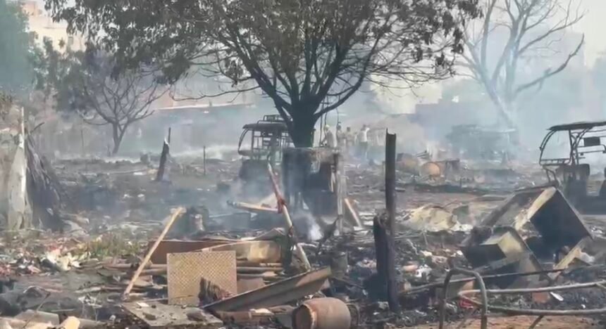 Around 200 slum dwellings in Kanawani were gutted in a fire and reduced to ashes. The Ghaziabad administration has stepped forward to provide assistance to the affected people. IMAGE CREDIT TO अग्निशमन विभाग