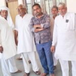 In the highway blockade case, villagers met the District Magistrate regarding the FIR and demanded removal of innocent youths’ names from it. IMAGE CREDIT TO रिपोर्टर