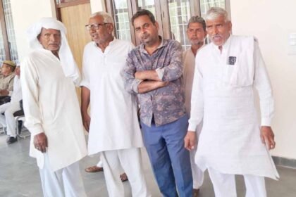 In the highway blockade case, villagers met the District Magistrate regarding the FIR and demanded removal of innocent youths’ names from it. IMAGE CREDIT TO रिपोर्टर