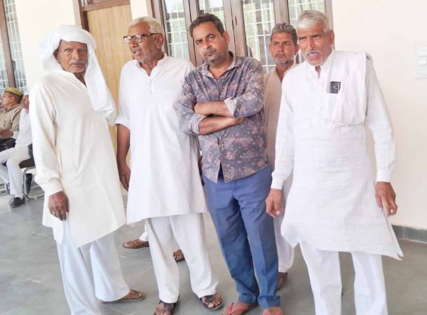 In the highway blockade case, villagers met the District Magistrate regarding the FIR and demanded removal of innocent youths’ names from it. IMAGE CREDIT TO रिपोर्टर